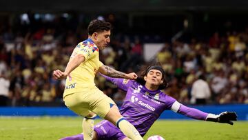 AME9304. CIUDAD DE MÉXICO (MÉXICO), 21/10/2023.- El jugador de América Alejandro Zendejas (i) disputa el balón con Carlos Acevedo de Santos hoy, durante un partido de la jornada 13 del Torneo Apertura del fútbol mexicano disputado en el Estadio Azteca, en Ciudad de México (México). EFE/ José Méndez