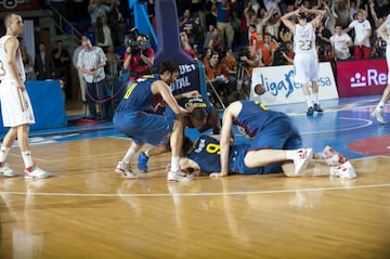 Arrancaba la era Laso y el Madrid había ganado en febrero la Copa en el Sant Jordi, pero la Liga tendría que esperar otro año. En gran parte, por una genialidad de Marcelinho Huertas que puso el 1-0 para el Barça en la final y que determinó el triunfo azulgrana por 3-2. El pulso clásico por el título arrancó el 6 de junio de 2012 y los blancos, tras un buen partido, vencían por 78-80 en el Palau. Llull agotaba la posesión y si la consumía al Barcelona le quedarían cuatro segundos. El menorquín arrancó a falta de dos y se jugó un triple, el balón golpeó en la parte delantera del aro y cayó plano, por lo que Lorbek pudo atraparlo rápido y asistir también veloz a Huertas, que emprendió una huida hacia delante con menos de tres segundos en el reloj: seis zancadas y triple característico a una pierna desde unos 11 metros que entró a tabla. La locura en el Palau, el Barça había ganado la Liga aunque restaban cuatro batallas más.