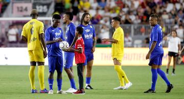 Las imágenes del partido benéfico entre amigos de Ronaldinho y de Roberto Carlos