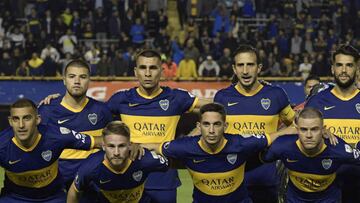 Argentina's Boca Juniors football team pose before the start for their Copa Libertadores 2019 sixteen round second leg football match between Argentina's Boca Juniors and Brazil's Atletico Paranaense at the "Bombonera" stadium in Buenos Aires, Argentina, on July 31, 2019. (Photo by JUAN MABROMATA / AFP)