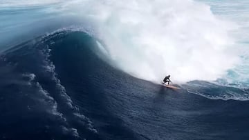 Surf en la ola gigante de La Misteriosa (Lanzarote, Canarias). 