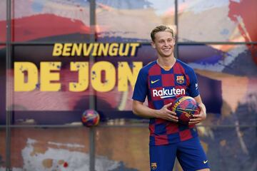 El jugador holandés Frenkie de Jong ha pisado por primera vez el Camp Nou con la camiseta del Fútbol Club Barcelona ante un gran número de barcelonistas.