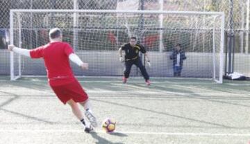 Lanzamiento de penalti de Pantic frente a Tomás Roncero. Partido solidario a favor de Fundela (Fundación Española para el Fomento de la Esclerosis Lateral Amiotrófica) jugado en el Liceo Europeo entre amigos de Kiko y amigos de Matallanas 