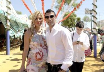 Reyes jugador del Sevilla FC posando en la feria de Abril.