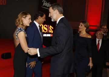 Sus Majestades los Reyes saludan a Mireia Belmonte y Rafa Nadal. 