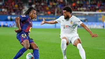 El defensa del Barcelona Jules Koundé (i) juega un balón ante Arnaut Danjuma, del Valencia.