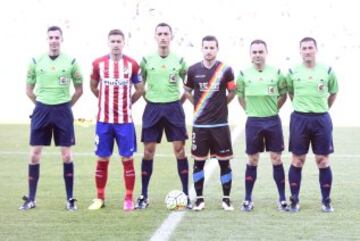 El árbitro Sánchez Martínez acompañado por sus asistentes Gallego García y Martínez Nicolás, el cuarto árbitro Arias Madrid y los capitanes Gabi y Tito. 