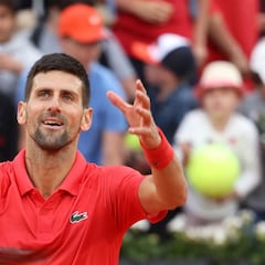 Djokovic vence a Molcan y a su exentrenador para avanzar