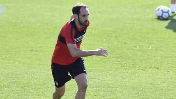 Juanfran entrenando con el Atlético.