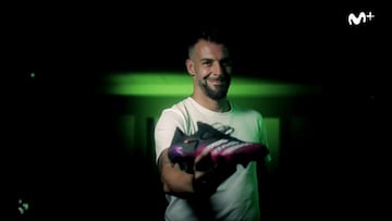 "A m¨ª me patrocina Negredo: juego en 1? con botas que pone el nombre de toda su familia"