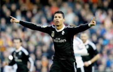 El delantero portugués del Real Madrid Cristiano Ronaldo celebra el gol marcado al Valencia, durante el partido de la decimo séptima jornada de Liga de Primera División