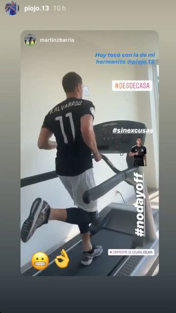 El futbolista del Celaya aprovechó para hacer ejercicio en casa y usó una camiseta de su amigo Roberto Alvarado.