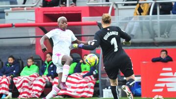 Kundananji ante Sun Quiñones en el Athletic-Madrid CFF.