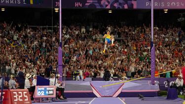 Paris 2024 Olympics - Athletics - Men's Pole Vault Final - Stade de France, Saint-Denis, France - August 05, 2024. Gold medallist Armand Duplantis of Sweden in action as he vaults a new world record of 6.25 metres. REUTERS/Aleksandra Szmigiel TPX IMAGES OF THE DAY