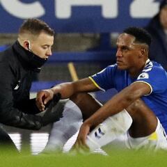 Yerry Mina recae, sale lesionado ante Arsenal