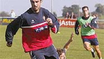 <B>TROTAMUNDOS</B>. Miguel trabaja para quedarse por fin en el Sporting.