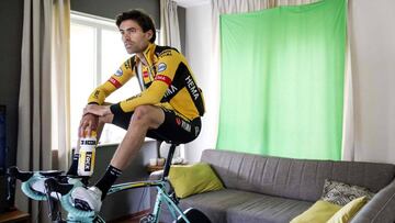 Tom Dumoulin descansa tras una sesi&oacute;n de rodillo.