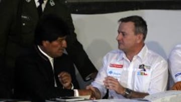 El presidente de Bolivia, Evo Morales, saluda al director del Dakar, &Eacute;tienne Lavigne durante la presentaci&oacute;n oficial del Dakar 2014, en La Paz (Bolivia).