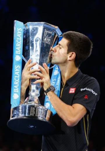 Novak Djokovic levantó su tercer trofeo consecutivo, tras la renuncia de Federer, y seguirá como el mejor del mundo.