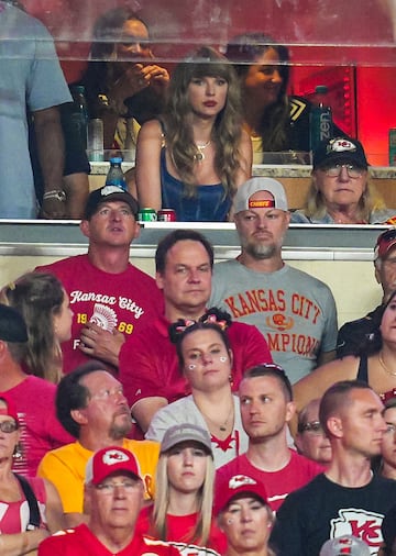 La cantante nacida en West Reading, un borough ubicado en el condado de Berks en el estado estadounidense de Pensilvania, ha vuelto a las gradas del Arrowhead Stadium para apoyar una temporada más a su novio, Travis Kelce y su amigo Patrick Mahomes durante el duelo entre Kansas City Chiefs y los Baltimore Ravens.