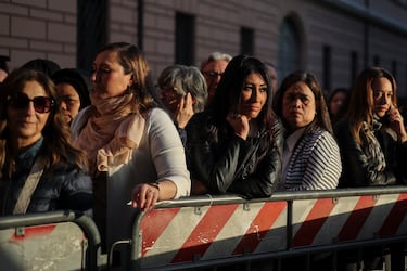 Fieles hacen fila para ingresar a la Basílica de San Pedro para rendir homenaje al Papa Francisco.