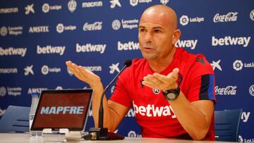 Paco López en la sala de prensa del Ciutat de València.