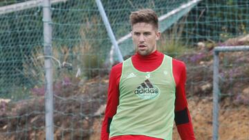 Andreu Font&agrave;s se ejercita en las instalaciones deportivas del Celta en A Madroa.