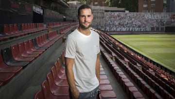 Mario Suárez posa para AS en Vallecas.