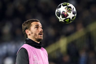 Antoine Griezmann, calienta antes del partido de ida de la eliminatoria previa a los octavos de final de la Champions League.