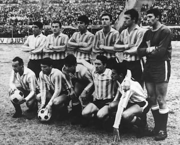 Por primera vez, un equipo argentino conquista la Intercontinental. El Racing de Avellaneda se impuso al Celtic en el partido de desempate, celebrado en Montevideo, al vencer por 1-0m aunque habría que decir que fueron tres encuentros bastante tensos por parte del conjunto argentino. El Celtic había ganado en Escocia (1-0, gol de un testarazo de su capitán Bill McNeill, un gentil one-club man del conjunto de Glasgow), y el Racing había hecho lo propio en El Cilindro, en Buenos Aires (2-1), en un encuentro marcado por una agresión al meta escocés, Ronnie Simpson: le alcanzaron con un objeto en la cabeza justo antes del comienzo. Fue sustituido por su compañero Fallon. A igualdad de victorias, había partido de desempateY ese partido fue la guerra. Seis jugadores fueron expulsados: cuatro del Celtic (aunque Bertie Auld se negó a abandonar el campo, jugando todo el partido) y dos del Racing. El partido pasó a la historia con el nombre de ‘La batalla de Montevideo’. Fue Cárdenas, con un zurdazo, quien decidió el título para el denominado ‘El equipo de José’, por el entrenador argentino José Juan Pizzuti.