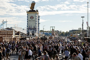 Los visitantes del Oktoberfest 2025 se apresuran desde las entradas hacia las carpas de cerveza a primera hora de la mañana, tras entrar a las 9 de la mañana.