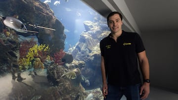 Alberto Munárriz posa para AS ante una de las enormes peceras del Aquàrium de Barcelona.