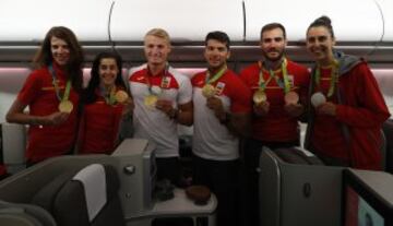 Ruth Beitia, Carolina Marín, Marcus Cooper, Cristian Toro, Saúl Craviotto y Alba Torrens posan con sus medallas.