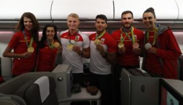 Ruth Beitia, Carolina Mar¨ªn, Marcus Cooper, Cristian Toro, Sa¨²l Craviotto y Alba Torrens posan con sus medallas.