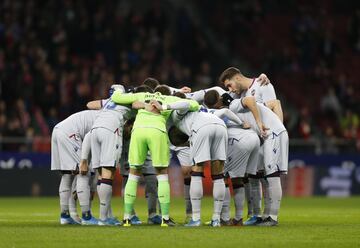 Los jugadores del Levante hacen piña antes del inicio del encuentro.