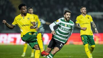 Los jugadores de Pa&ccedil;os Ferreira y Sporting Club durante el partido.