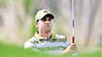 Sergio sigue a tres golpes.