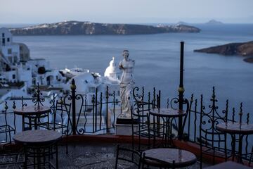 Ante esta situacin, las autoridades han implementado medidas de emergencia como el cierre de colegios en Santorini, Anafi, Amorgos e Ios.