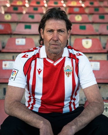 La camiseta está inspirada en la primera equipación que vistió la UD Almería tras la fusión en 2001 entre Almería CF y Club Polideportivo Almería, momento en el que los colores rojiblancos pasaron a representar de forma unificada a toda la provincia. Aquella unión marcó el inicio de la era dorada del fútbol indálico y supuso el punto de partida de una nueva etapa institucional y deportiva. Con esta camiseta se logró el ascenso al fútbol profesional, categoría que el club no ha abandonado desde entonces. El diseño rinde homenaje a aquel origen común, reforzando el vínculo entre identidad, unión y presente.