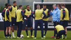 Los suplentes alemanes examinan a Inglaterra