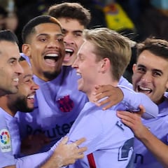 Frenkie de Jong sonríe con Xavi