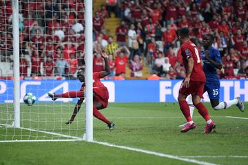 1-1. Sadio Mane marcó el primer gol de los 'reds'.