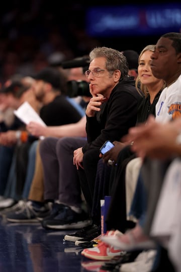 Ben Stiller, actor, comediante y director de cine estadounidense, en las gradas del Madison Square Garden para presenciar el cuarto partido de la eliminatoria de Playoffs entre los Boston Celtics y los New York Knicks.