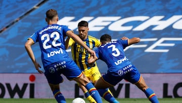 Jugadores del getafe disputando un balon con jugador del Oviedo