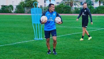 Carcedo, entrenador de la UD Ibiza, durante un entrenamiento.