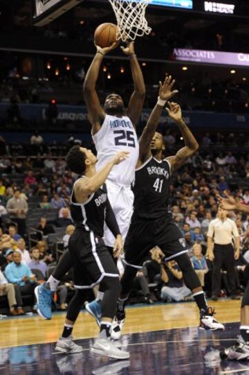 Al Jefferson con el balón. 