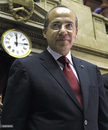 En plena Copa del Mundo de Alemania, el panista Felipe Calderón fue electo en unos comicios que dividieron profundamente al país por la estrecha diferencia que mantuvo con el perredista Andrés Manuel López Obrador. En tanto, el Pachuca se coronó por cuart