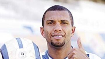 <b>UN CRACK. </b>Marcio Amoroso se convierte en el primer fichaje del Málaga, pero aún no copa todas las exigencias en ataque, ya que se espera la llegada de un segundo punta. Siempre quise jugar en España, asegura.