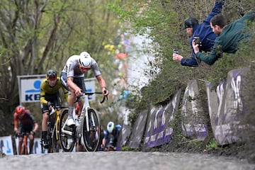 El ciclista estadounidense Matteo Jorgenson y el neerlandés Mathieu van der Poel compiten en la escapada que pasa por el sector de adoquines de Koppenberg. 