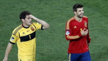 DON101. DONETSK (UCRANIA), 27/06/2012.- El guardameta español Iker Casillas (i) y su compañero Gerard Pique celebran después de que España venciera a Portugal en la serie de tiros penaltis hoy, miércoles 27 de junio de 2012, durante la semifinal de la Eurocopa 2012 entre Portugal vs. España en Donetsk (Ucrania). EFE/ROBERT GHEMENT EL USO DE ESTA FOTOGRAFÍA SE DEBE ATENER A LAS RESTRICCIONES DE LA UEFA RECOGIDAS EN http://www.epa.eu/downloads/UEFA-EURO2012-TCS.pdf